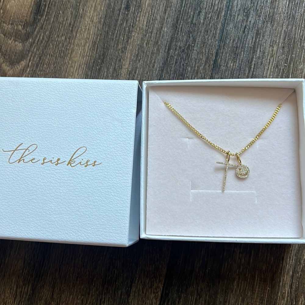 The Sis Kiss Necklace